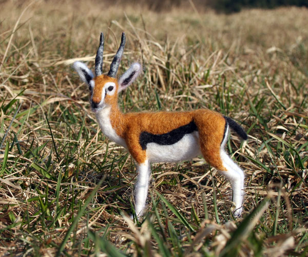 Foto einer Filzfigur: Gazelle im Gras