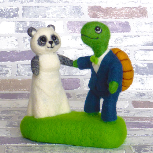 Foto einer Filzfigur: Hochzeitspaar Panda und Schildkröte