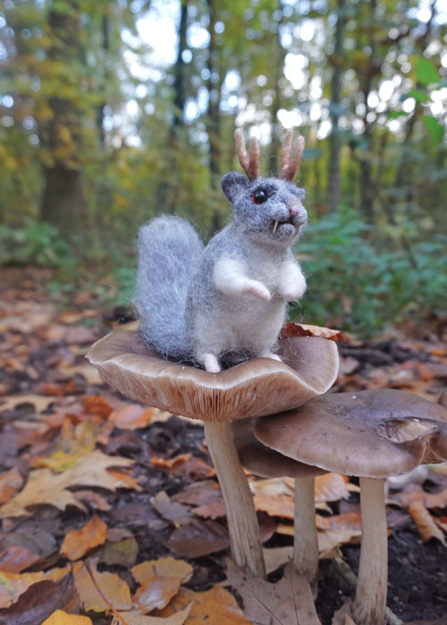 Foto einer Filzfigur: Wolpertinger auf einem Pilz im Wald